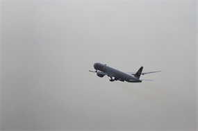 飞机飞在空中的照片